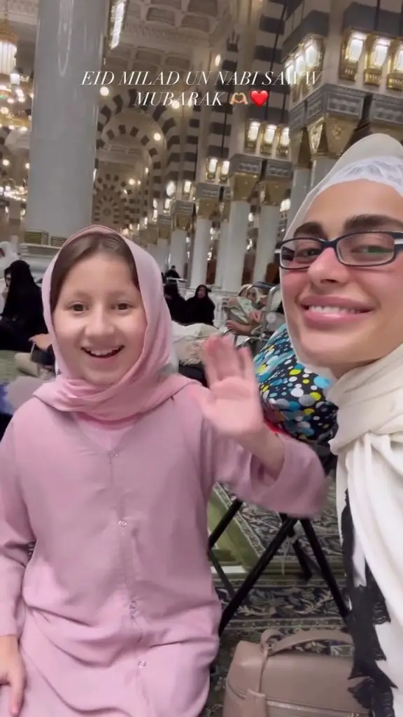Sadaf Kanwal Shares Umrah Pictures With Nooreh & Zahra Shahroz