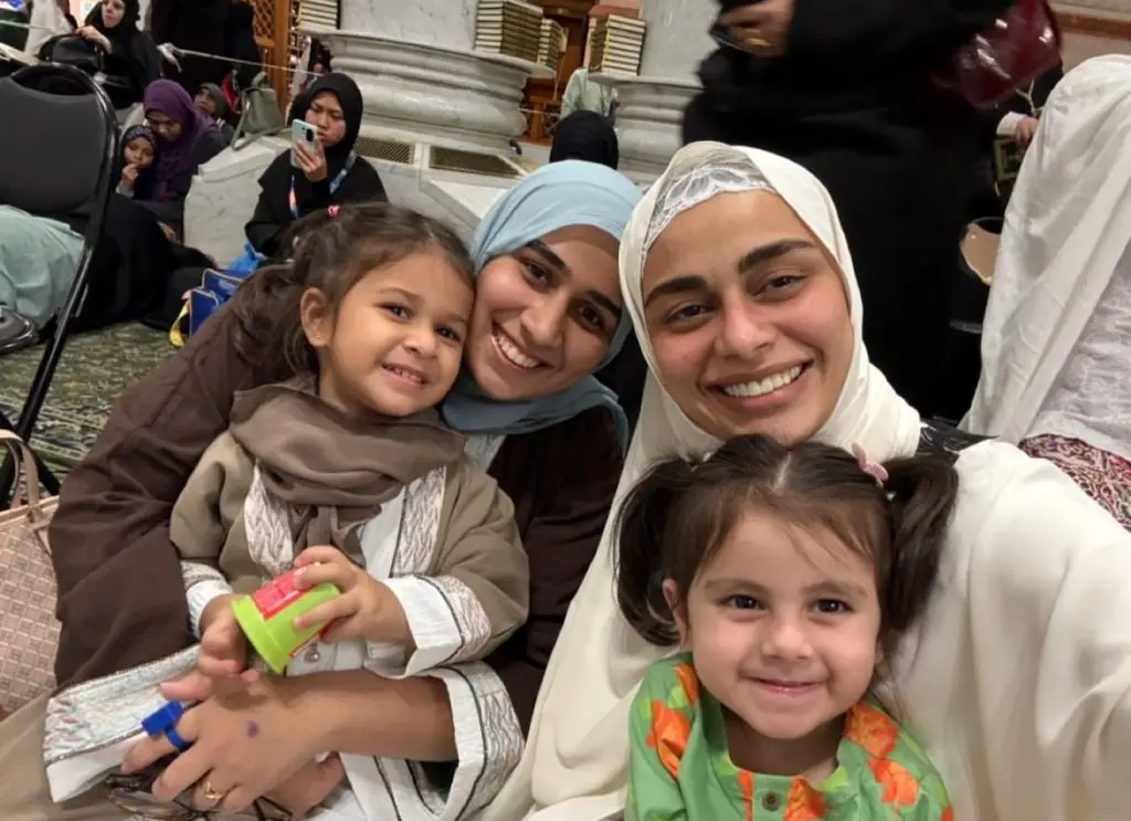 Sadaf Kanwal Shares Umrah Pictures With Nooreh & Zahra Shahroz