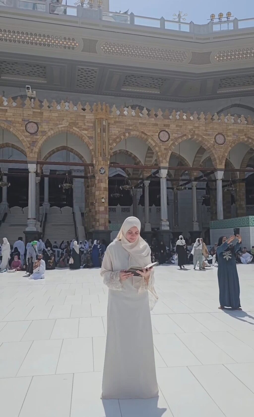 Arij Fatima’s Serene Moments from Khana Kaaba – Video
