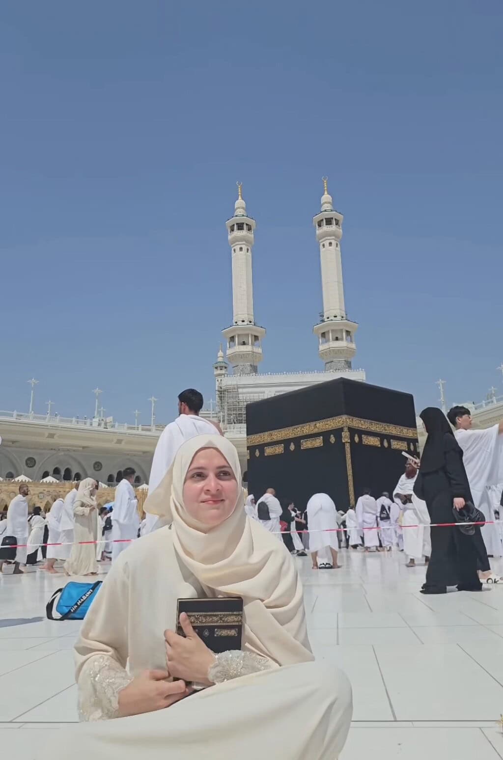 Arij Fatima’s Serene Moments from Khana Kaaba – Video