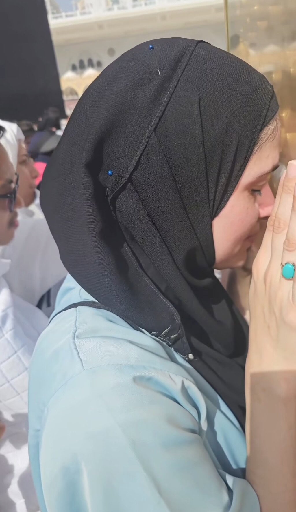 Arij Fatima’s Serene Moments from Khana Kaaba – Video