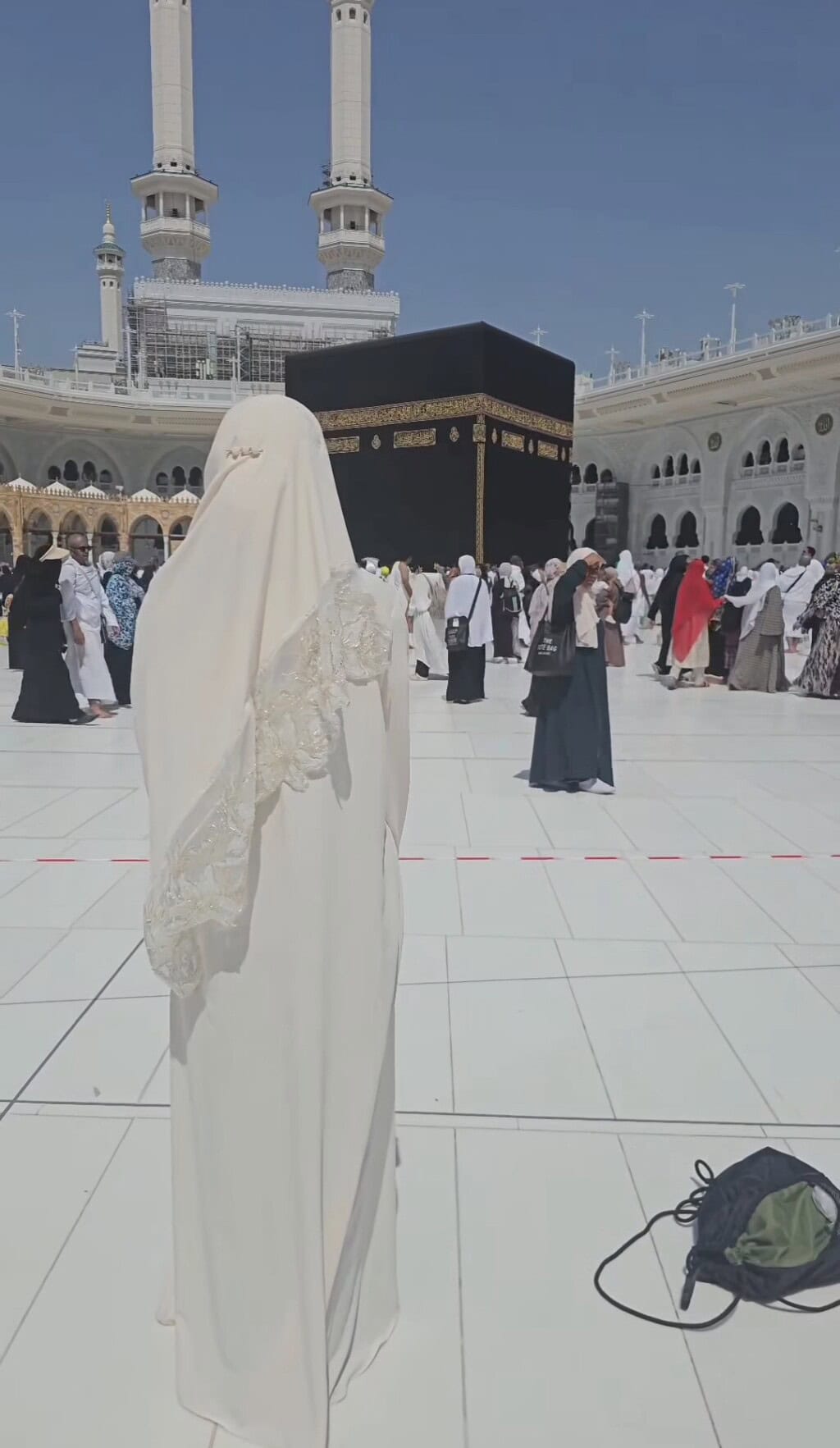 Arij Fatima’s Serene Moments from Khana Kaaba – Video