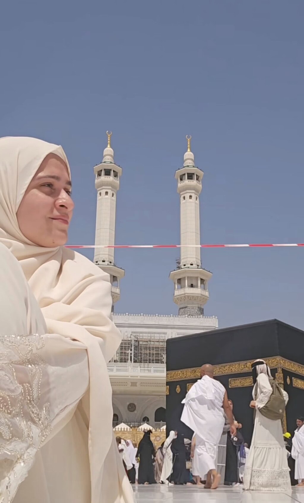 Arij Fatima’s Serene Moments from Khana Kaaba – Video