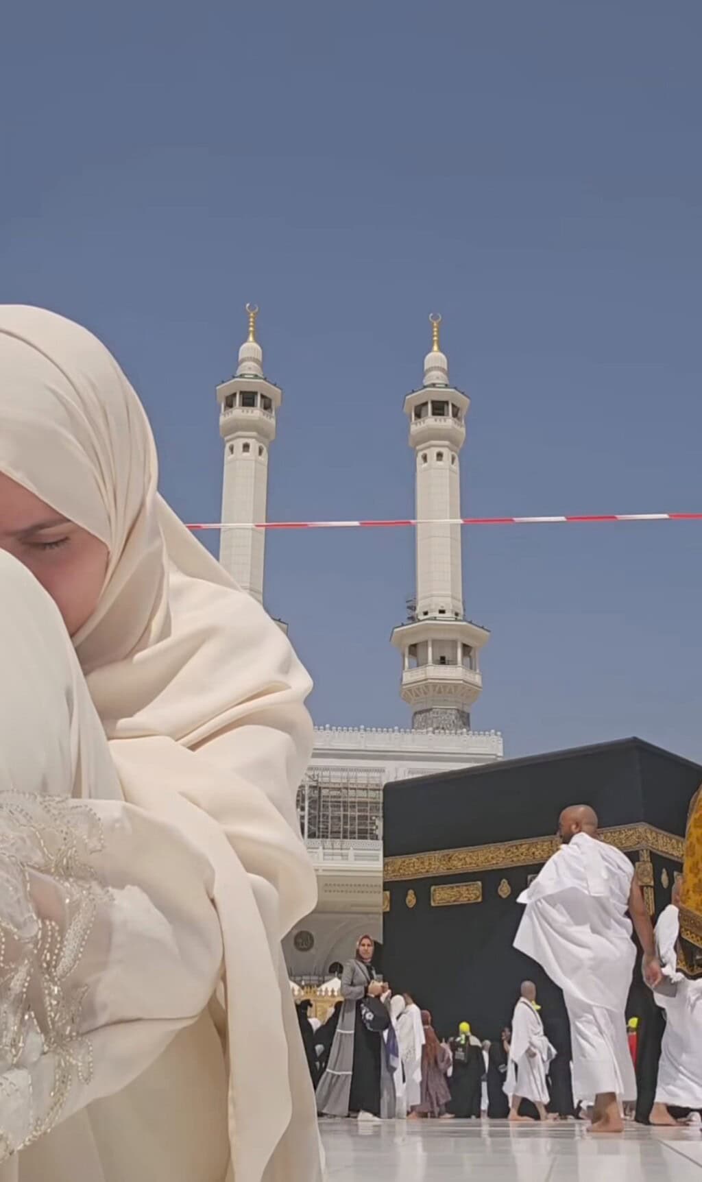 Arij Fatima’s Serene Moments from Khana Kaaba – Video