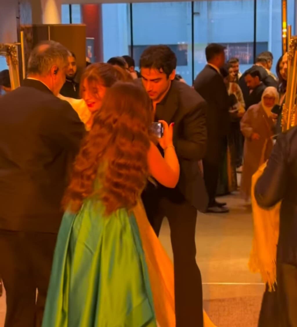Dananeer Mobeen’s Fall on Hum Awards Red Carpet Under Discussion