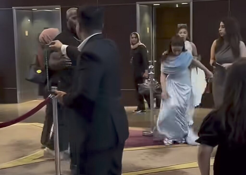 Dananeer Mobeen’s Fall on Hum Awards Red Carpet Under Discussion