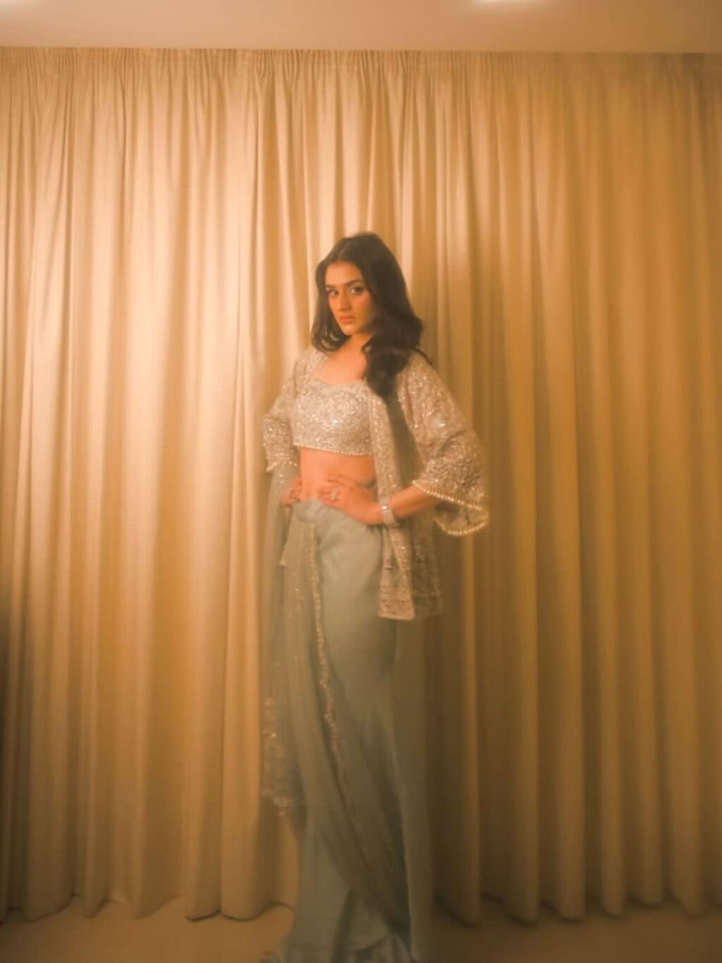 Hira Mani’s Revealing Saree Severely Criticized