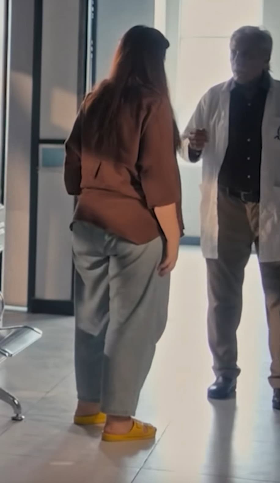 Zara Noor Abbas’s Ill fitted & Badly Designed Outfits in Latest Drama Sparks Debate