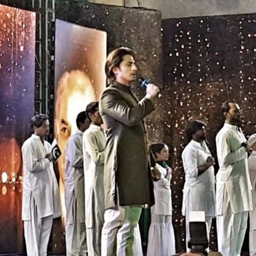 Komal Meer Criticized For Disrespecting National Anthem