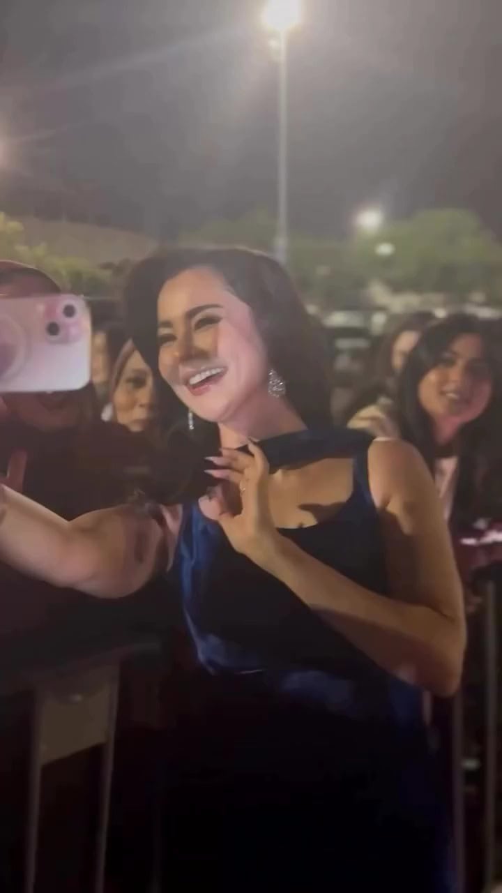 Hania Aamir Mobbed By Fans At Hum Awards