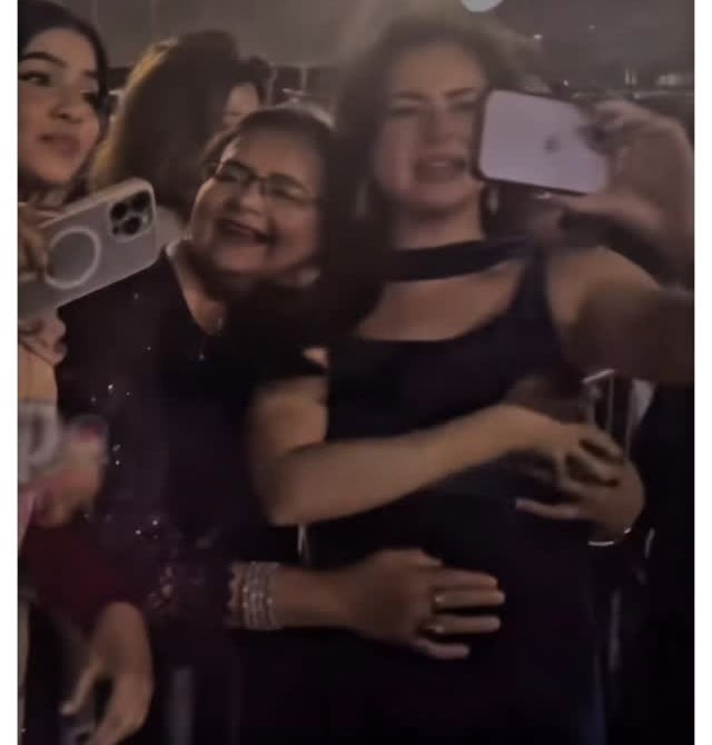 Hania Aamir Mobbed By Fans At Hum Awards