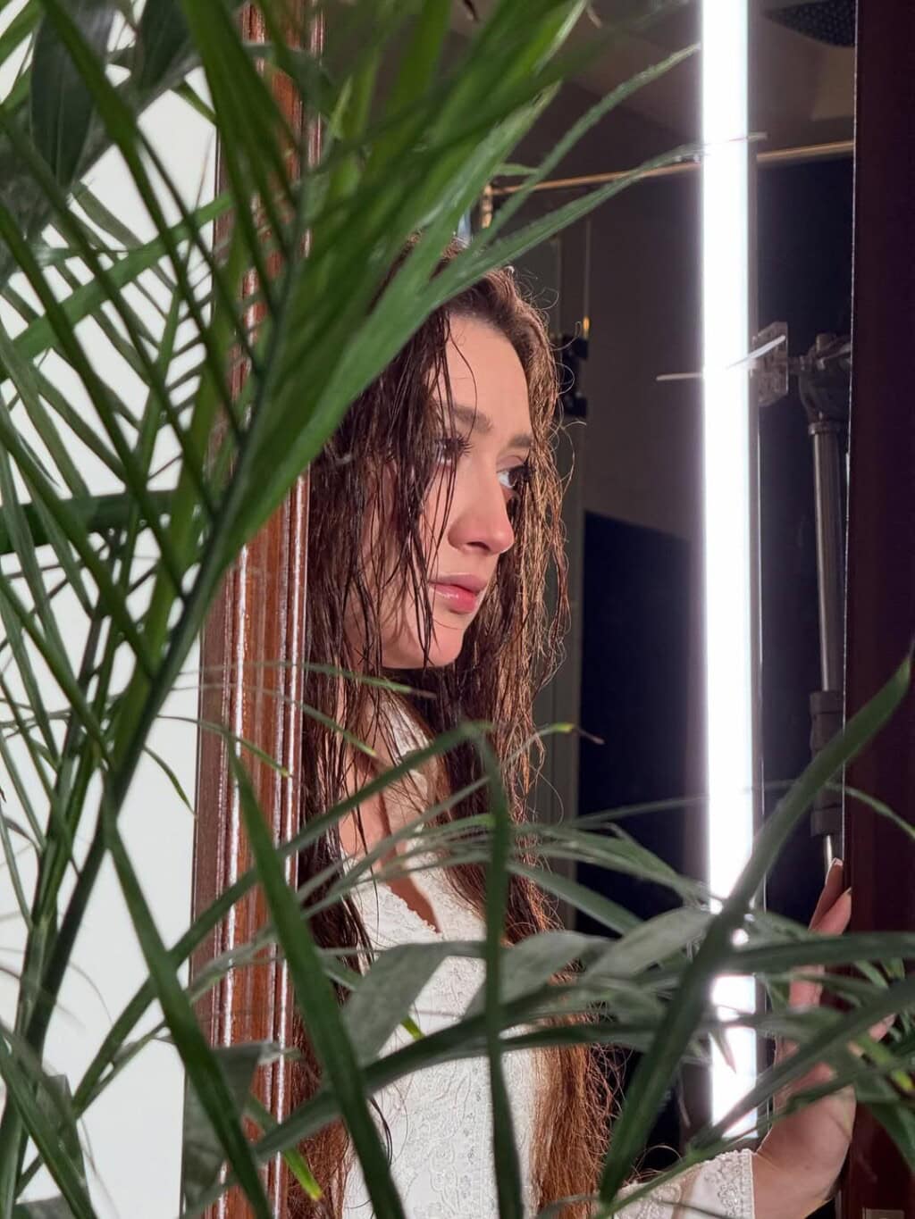 Momina Iqbal Bids Farewell To Do Kinaray With Exclusive BTS