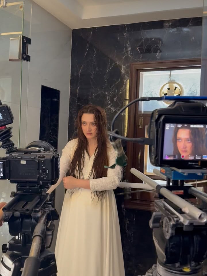 Momina Iqbal Bids Farewell To Do Kinaray With Exclusive BTS