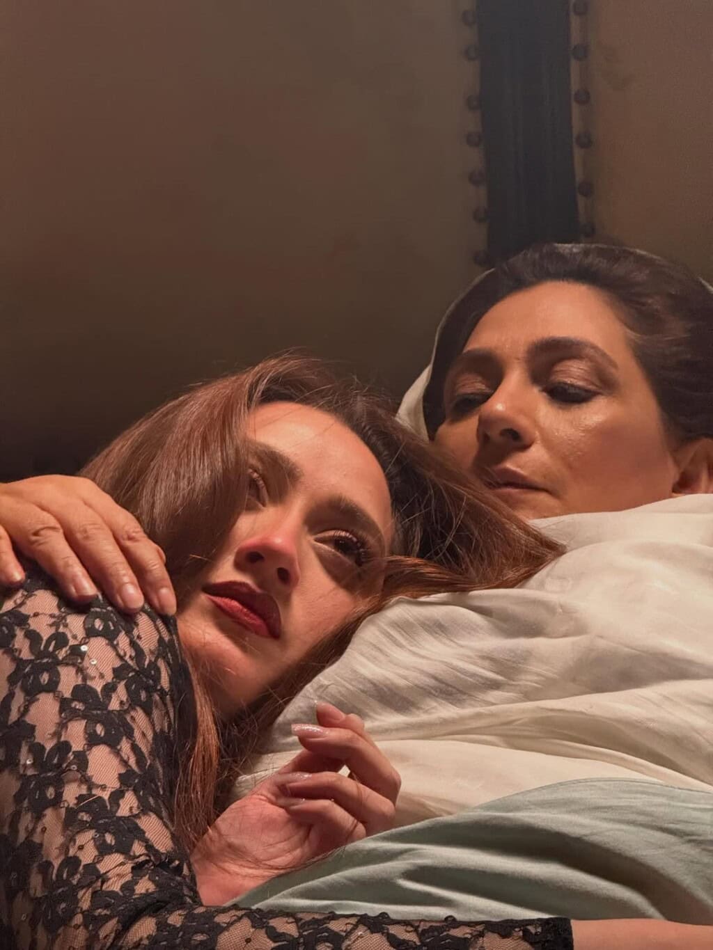 Momina Iqbal Bids Farewell To Do Kinaray With Exclusive BTS