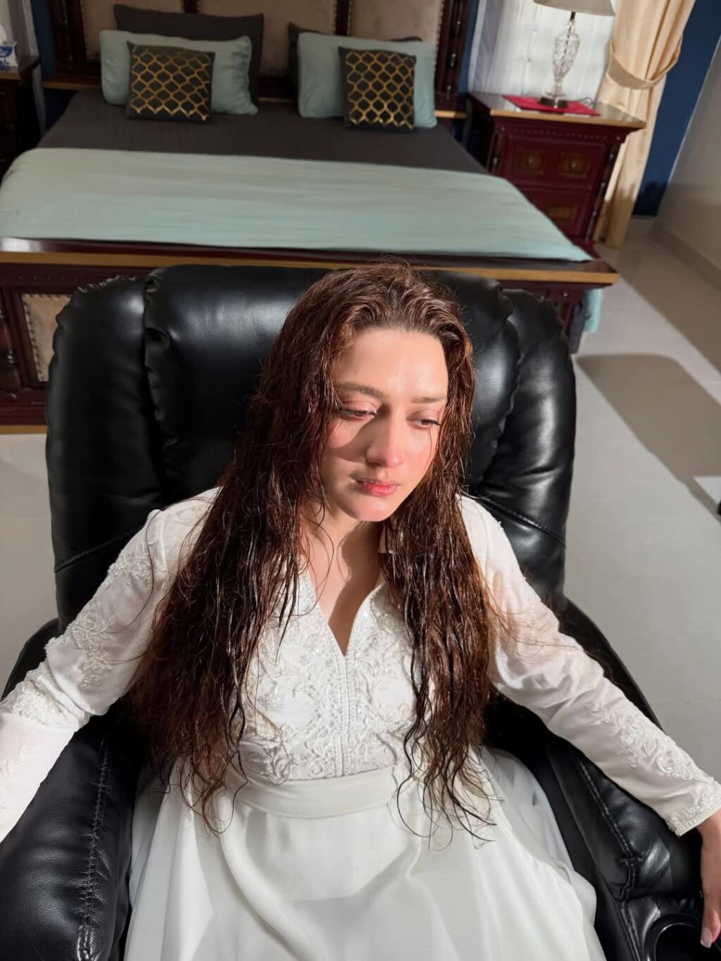 Momina Iqbal Bids Farewell To Do Kinaray With Exclusive BTS