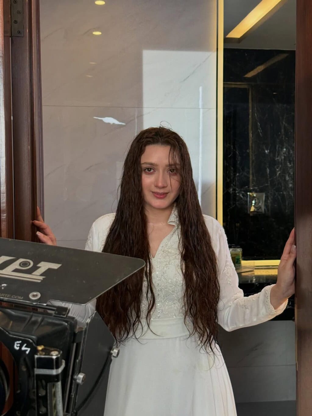 Momina Iqbal Bids Farewell To Do Kinaray With Exclusive BTS