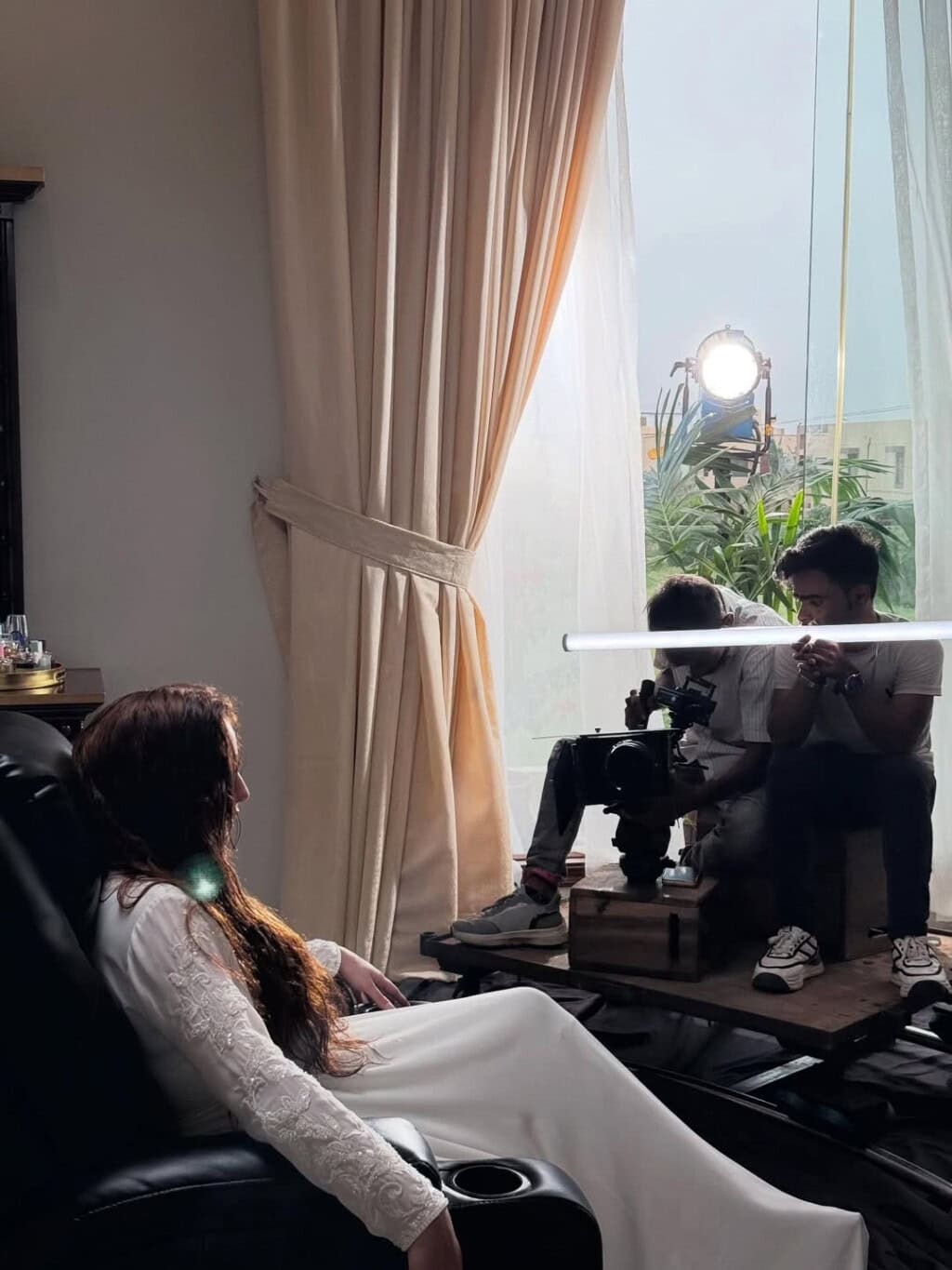 Momina Iqbal Bids Farewell To Do Kinaray With Exclusive BTS