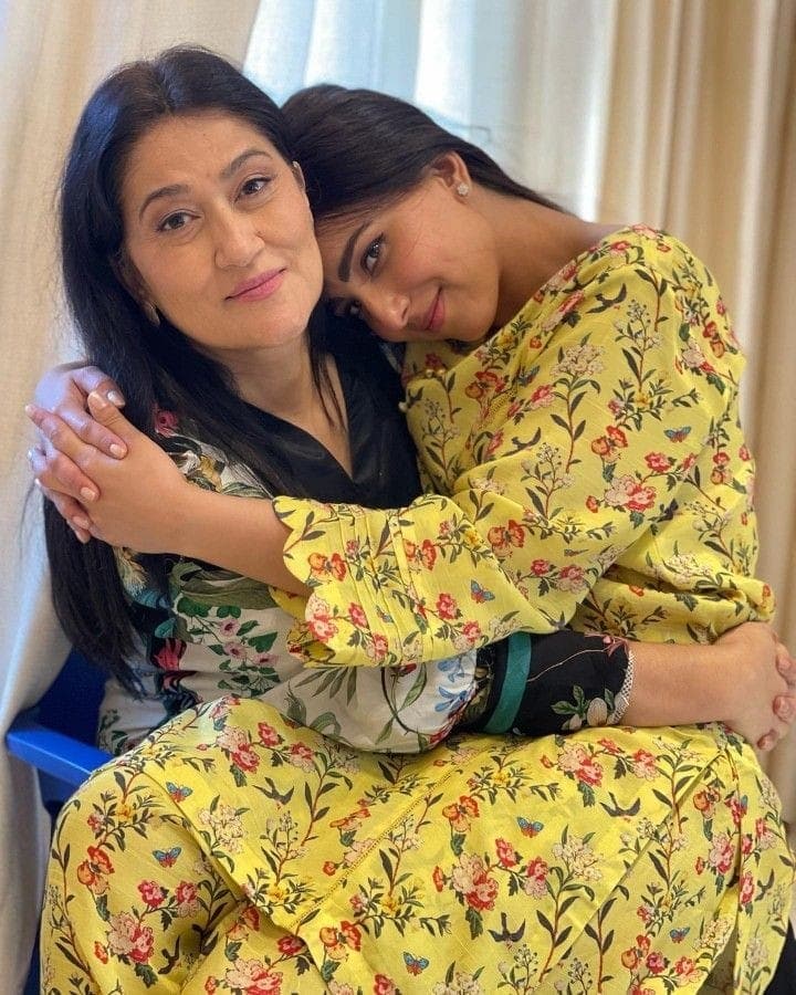 Ushna Shah & Irsa Ghazal’s Beautiful Family Pictures