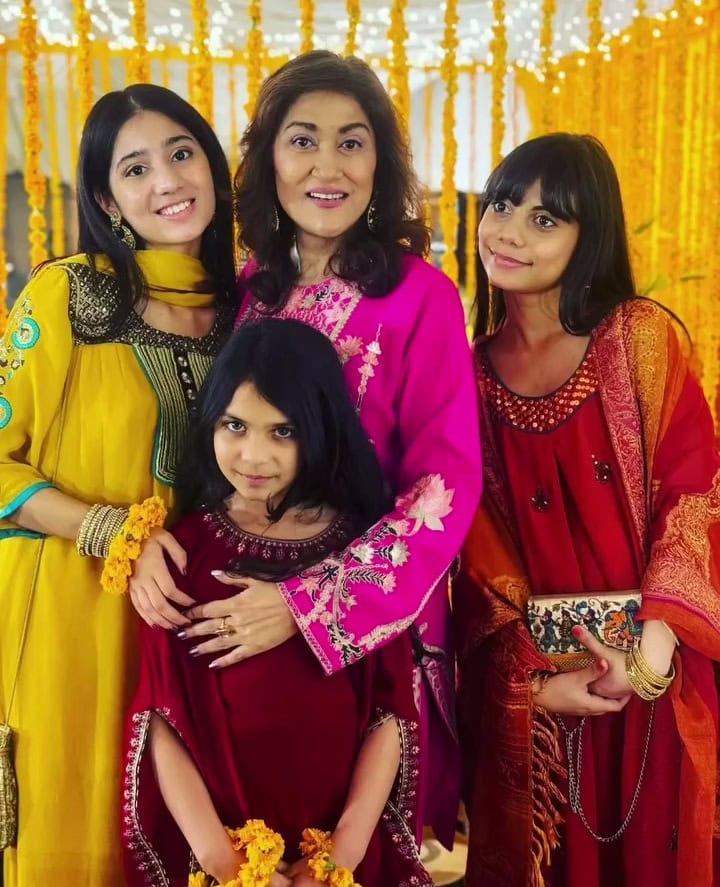Ushna Shah & Irsa Ghazal’s Beautiful Family Pictures