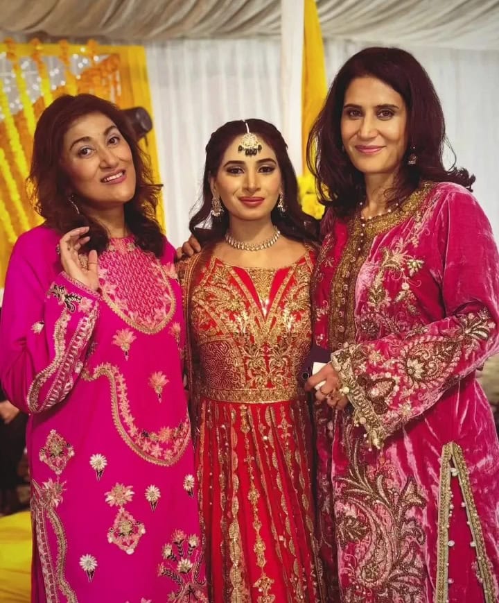 Ushna Shah & Irsa Ghazal’s Beautiful Family Pictures