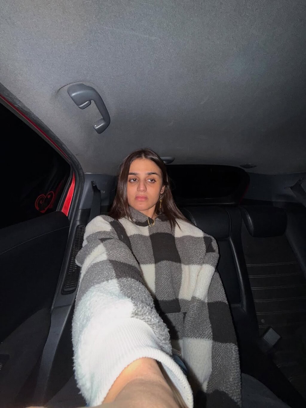 Hira Mani’s Pictures Without Makeup Sparks Backlash