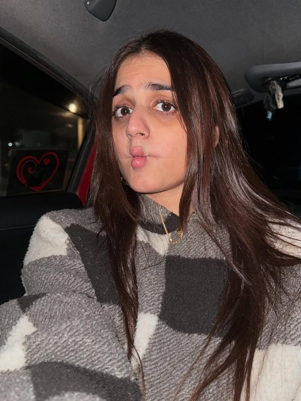 Hira Mani’s Pictures Without Makeup Sparks Backlash
