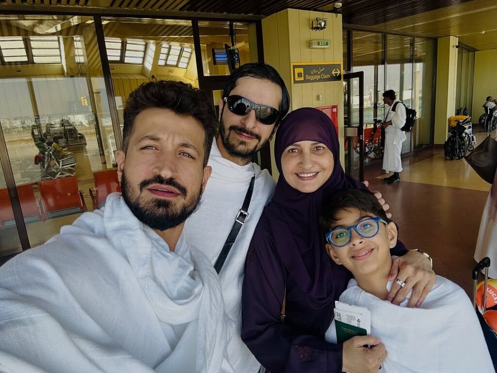 Saba Faisal Performs Umrah with Sons & Grandson
