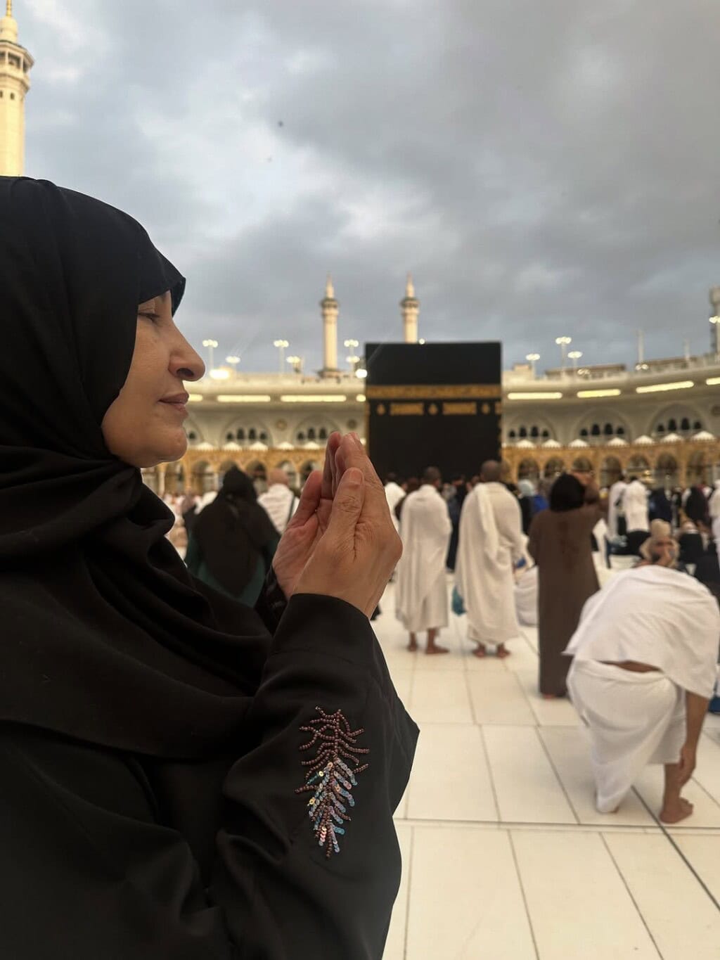 Saba Faisal Performs Umrah with Sons & Grandson