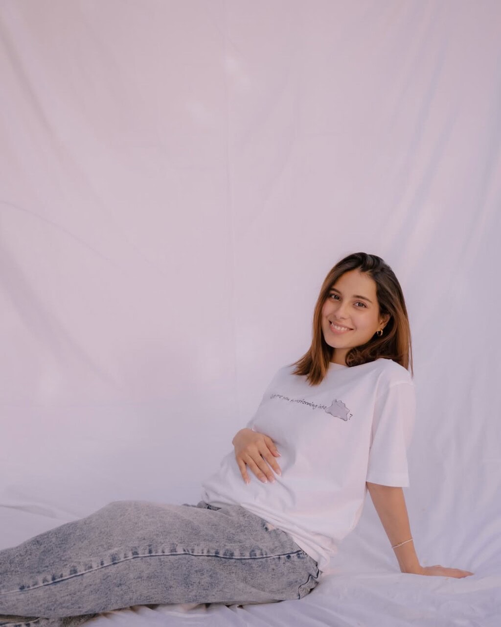 Iqra Aziz Announces Second Pregnancy