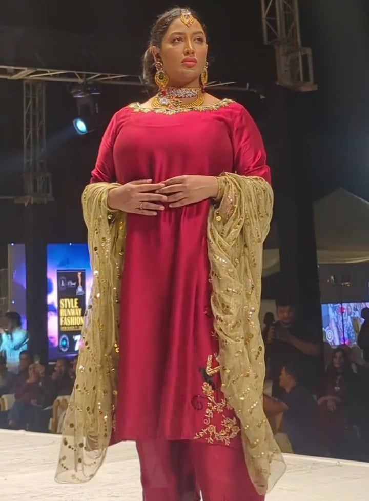 Mathira Fails To Impress Public With Her Ramp Walk
