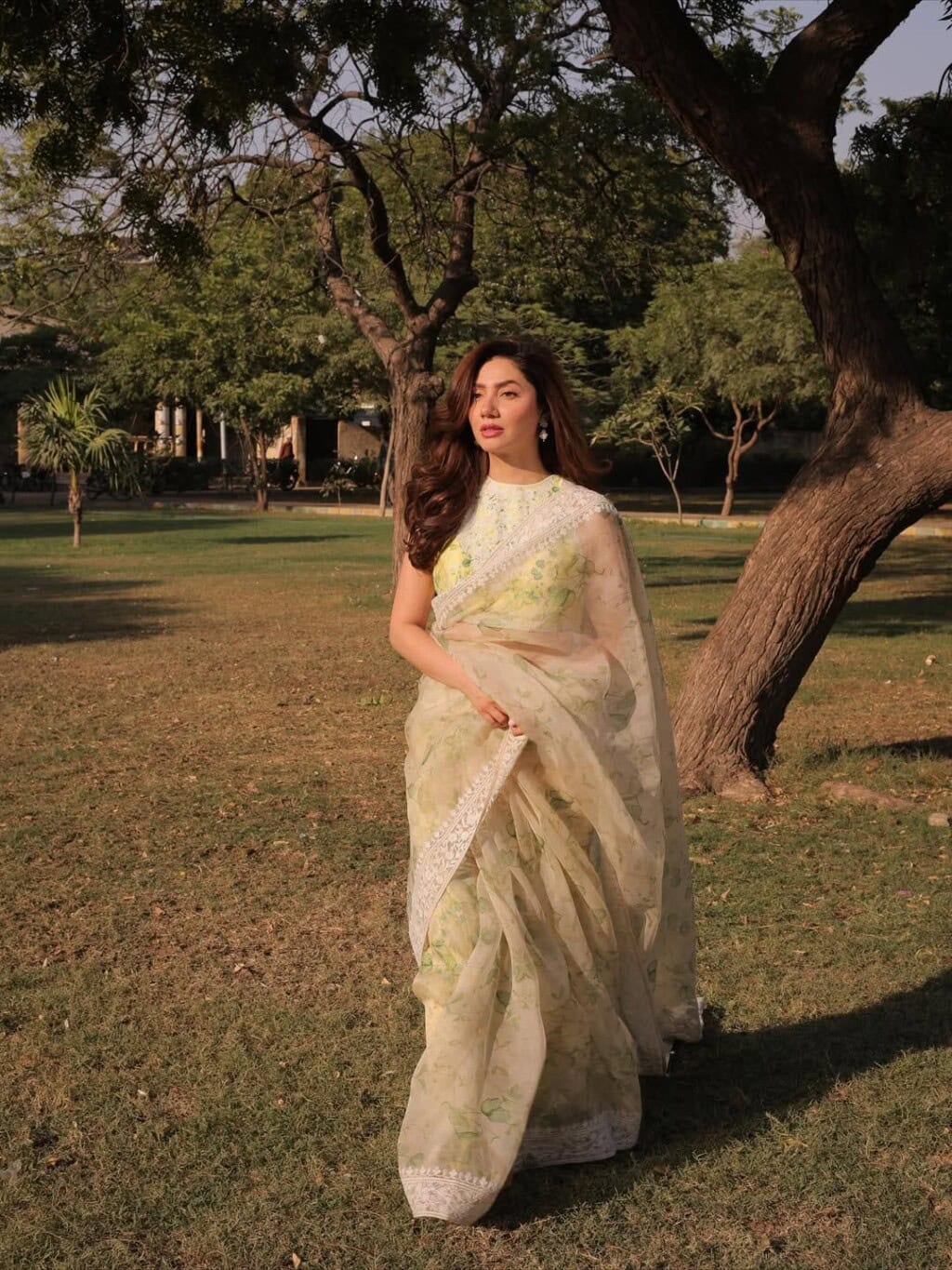 Mahira Khan & Fawad Khan Shine At Neelofar Press Meet