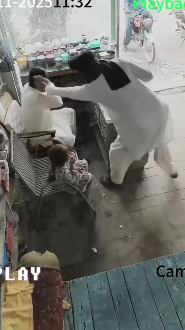 Daughter’s Innocent Gesture Saves Father From Robbery