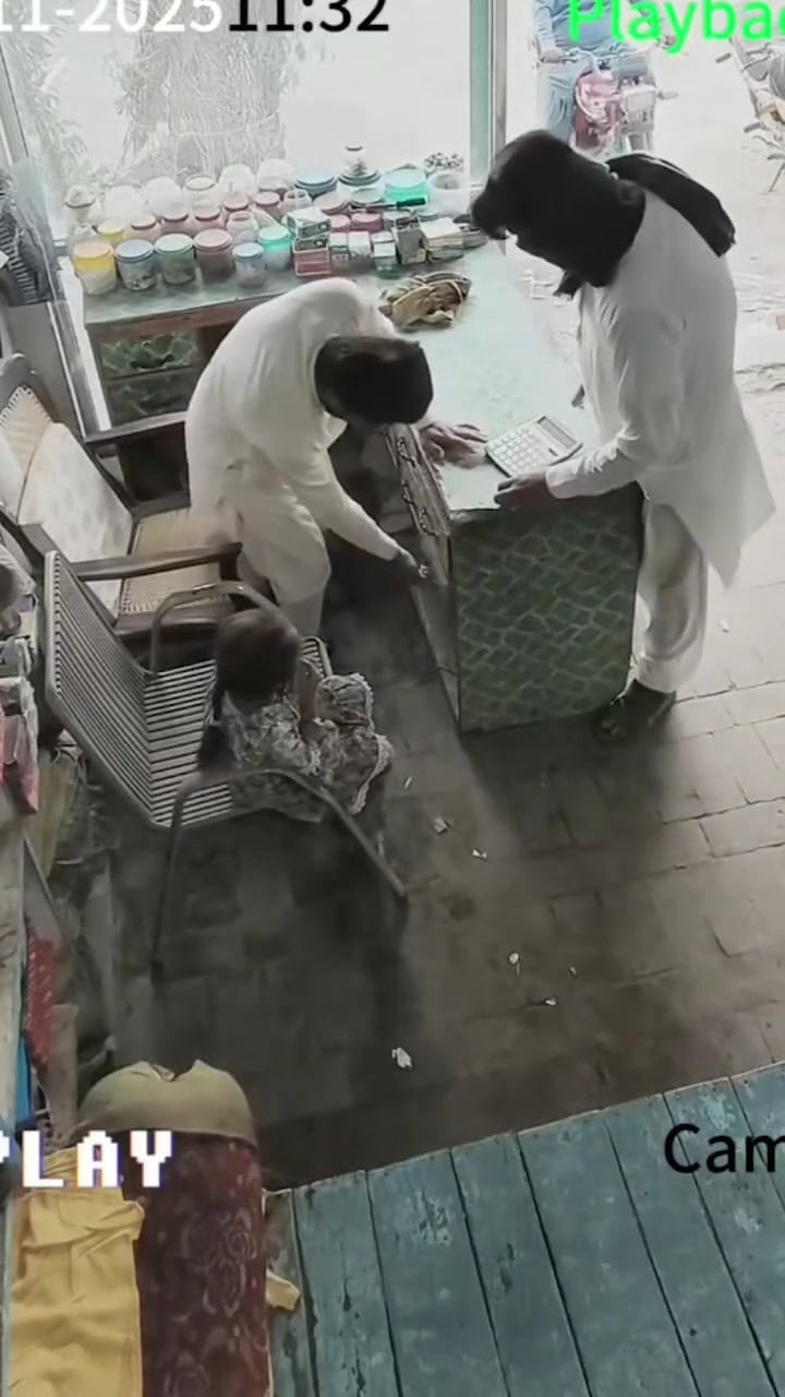 Daughter’s Innocent Gesture Saves Father From Robbery