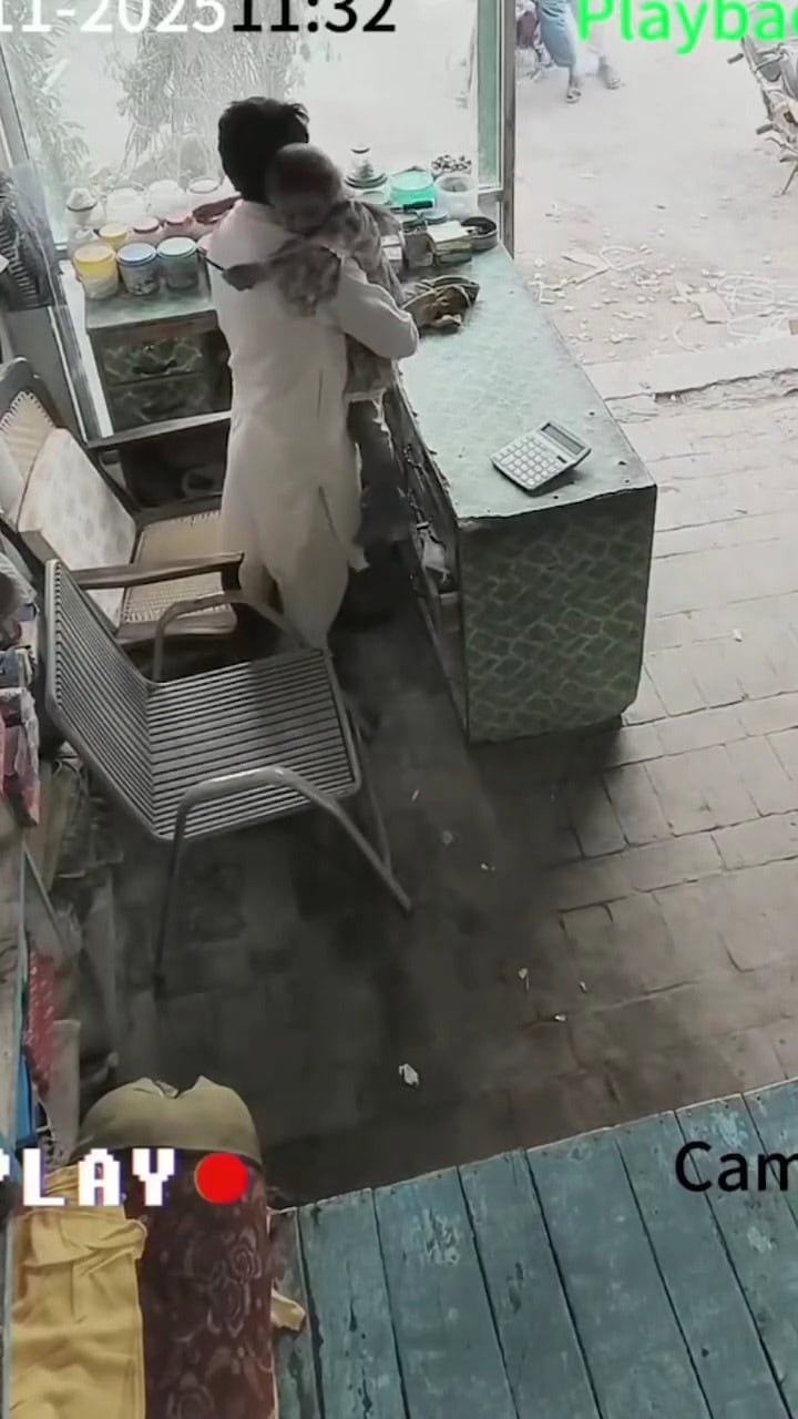 Daughter’s Innocent Gesture Saves Father From Robbery