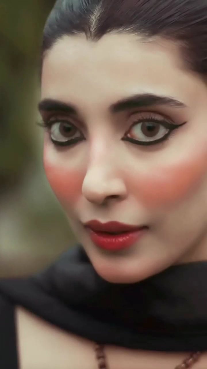 Urwa Hocane’s Jarring Makeup Look Stuns Fans