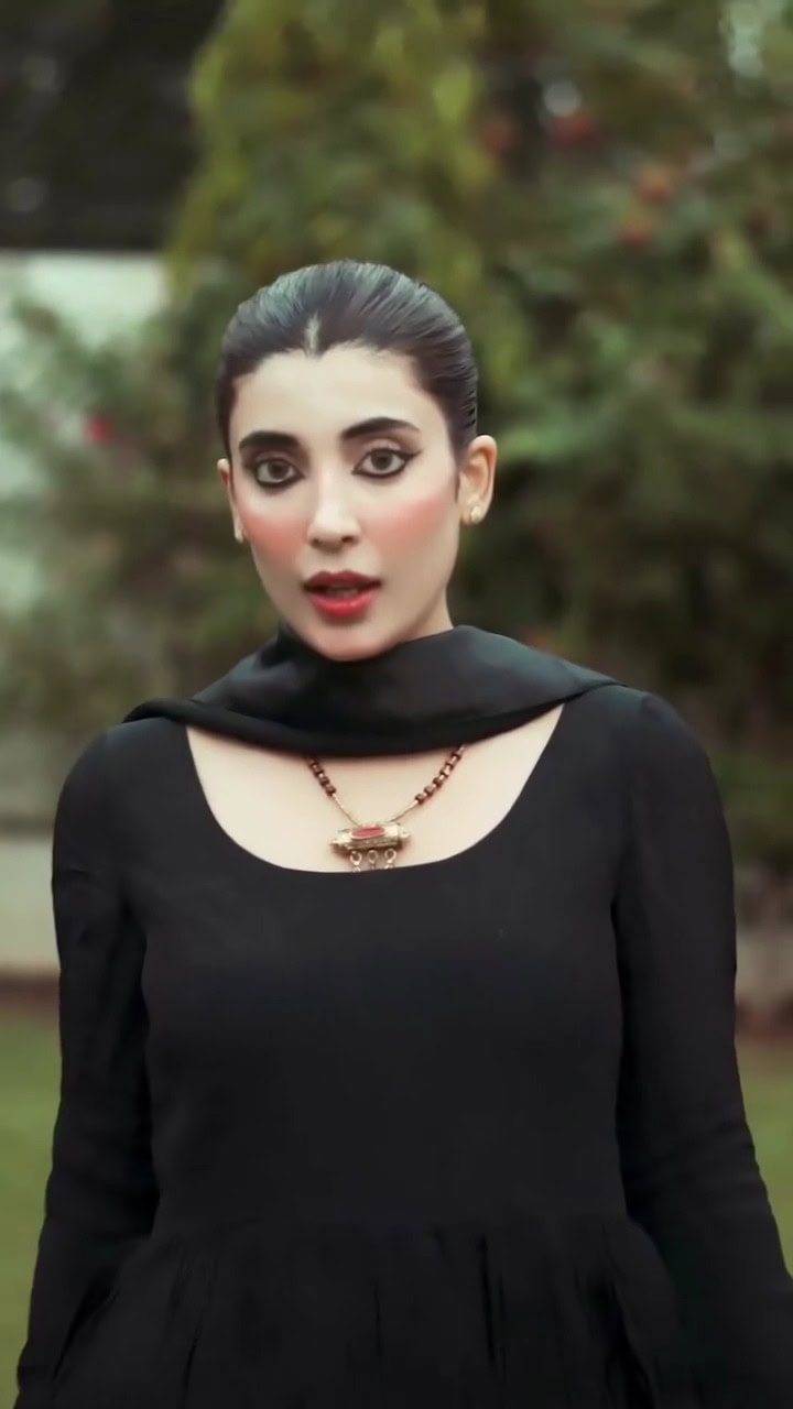 Urwa Hocane’s Jarring Makeup Look Stuns Fans