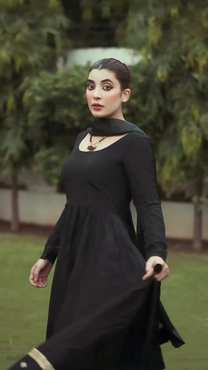 Urwa Hocane’s Jarring Makeup Look Stuns Fans