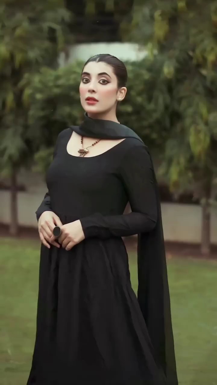 Urwa Hocane’s Jarring Makeup Look Stuns Fans
