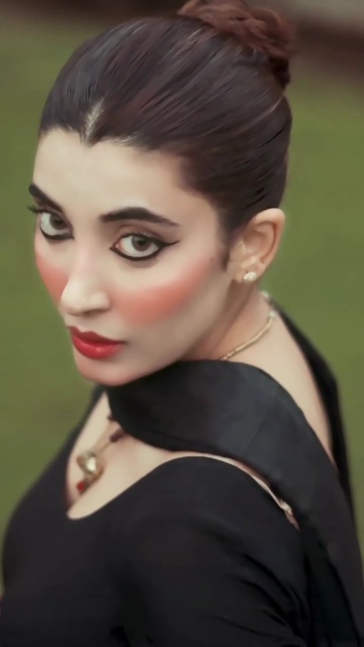 Urwa Hocane’s Jarring Makeup Look Stuns Fans