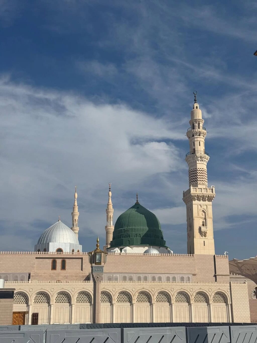 Arisha Razi Khan Performs Umrah With Husband & Son