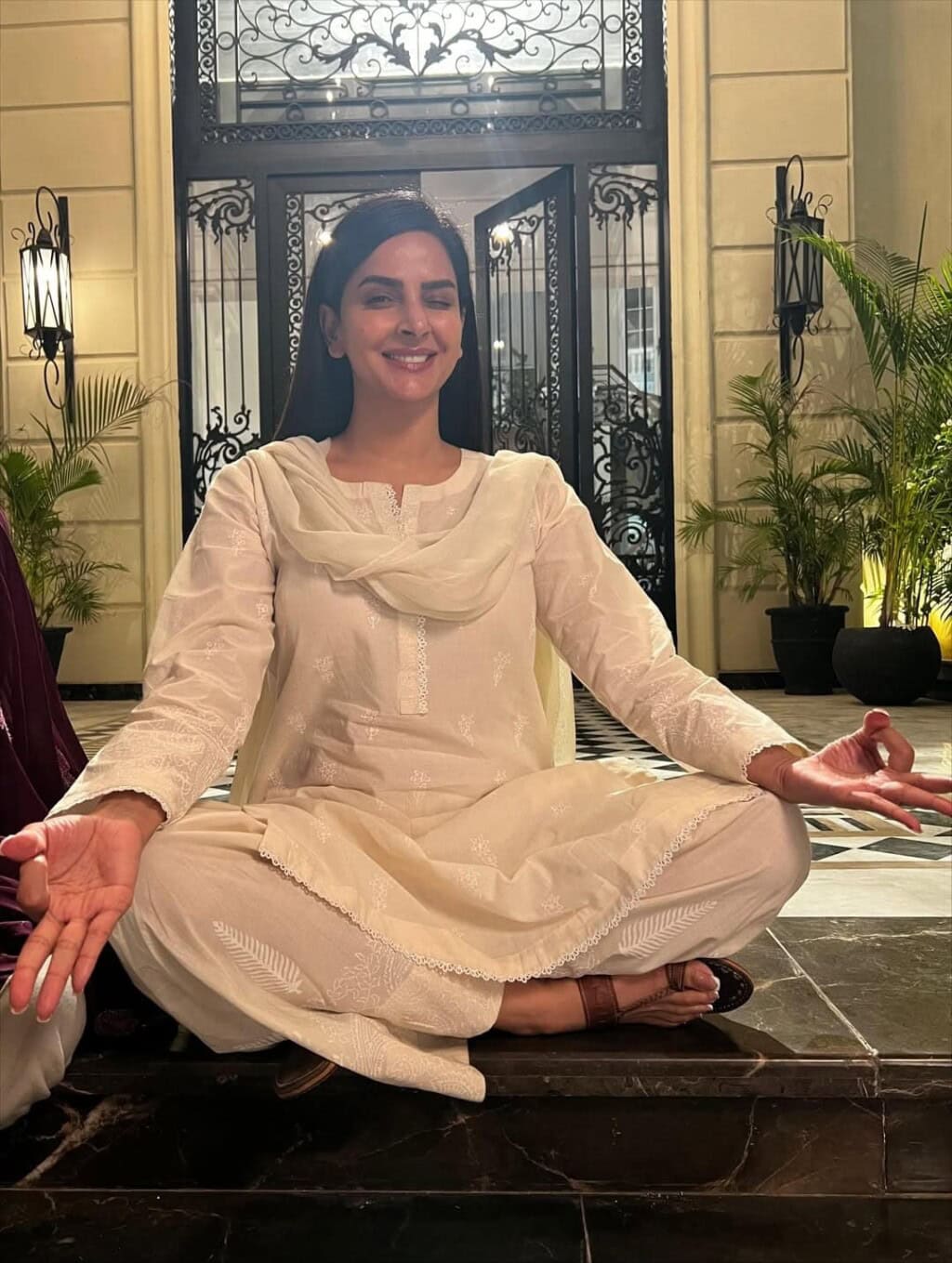 Saba Qamar’s Case No.9 No Make Up Appearance & Statement Raises Questions