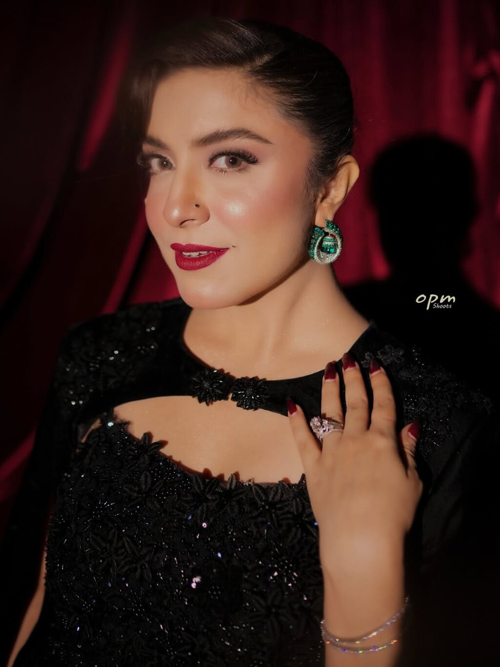 Suno To Sahi Fame Host Hina Niazi Gets Engaged