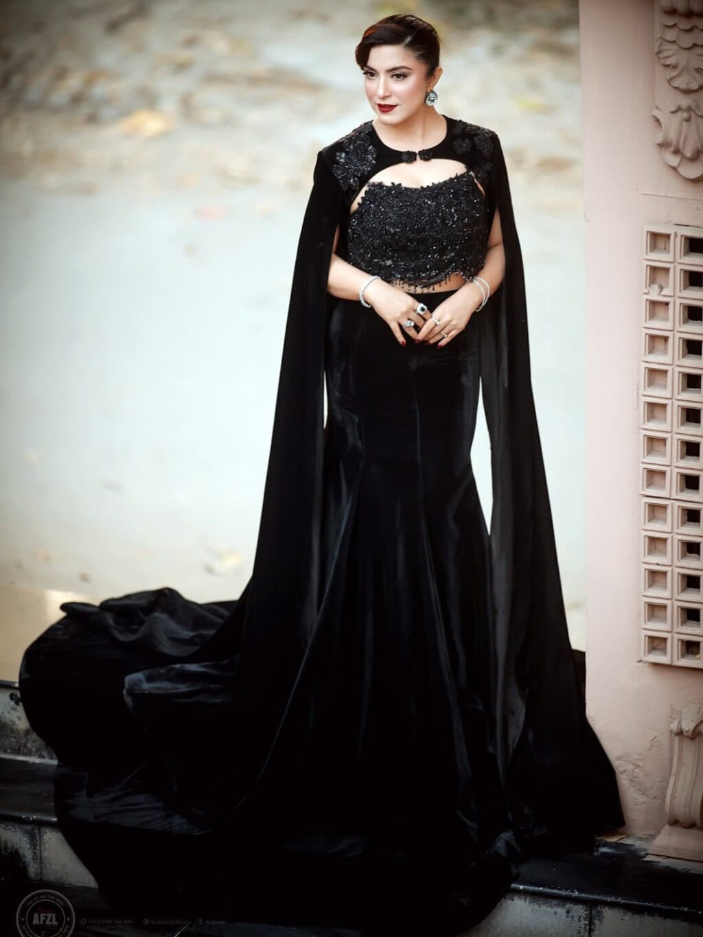 Suno To Sahi Fame Host Hina Niazi Gets Engaged