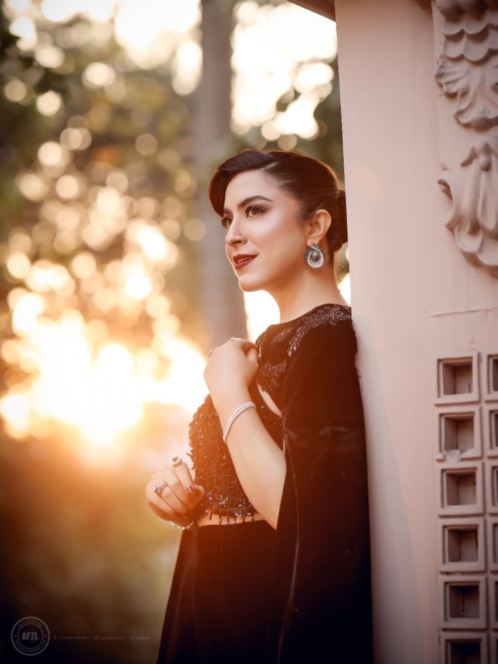 Suno To Sahi Fame Host Hina Niazi Gets Engaged