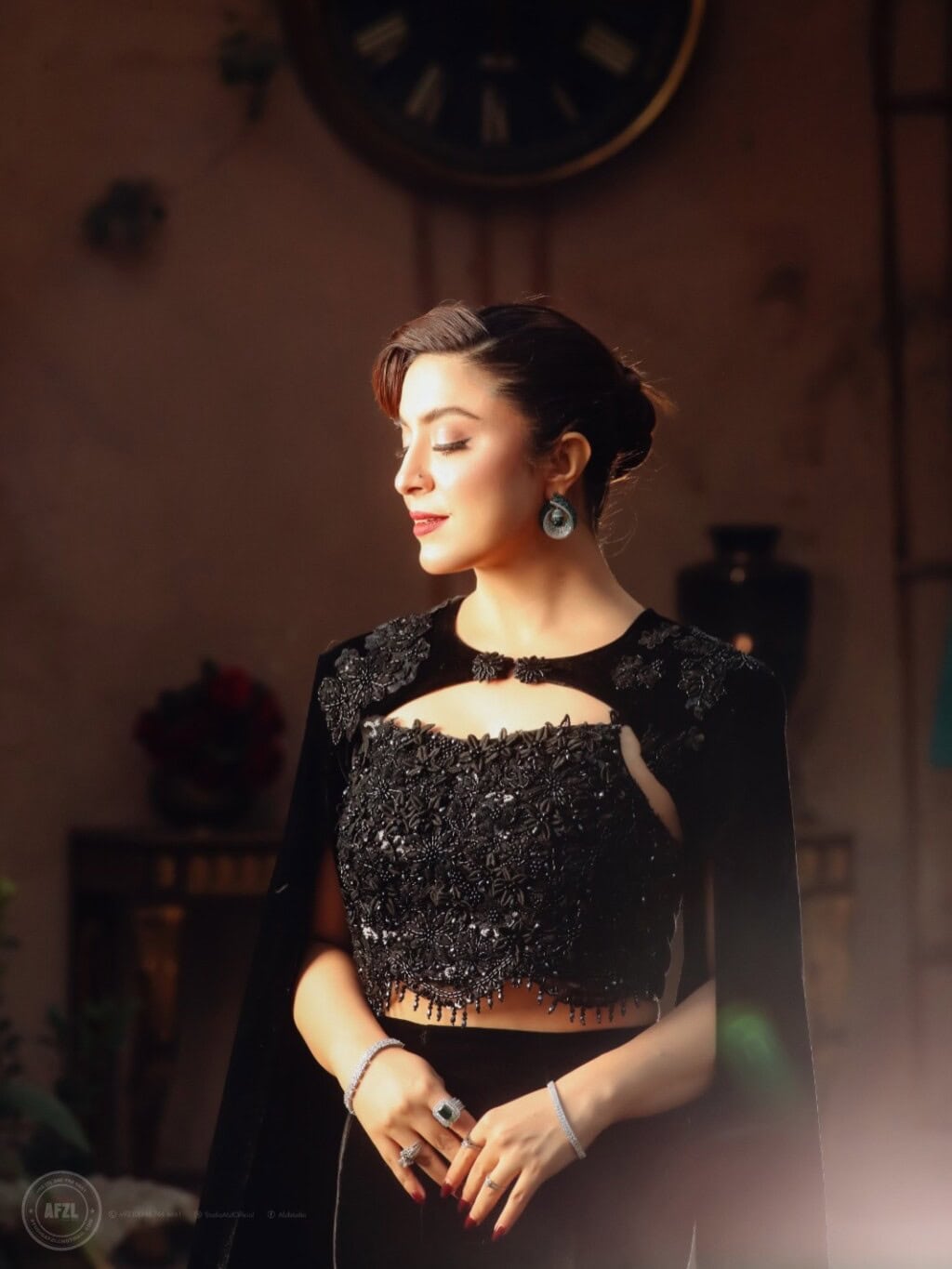 Suno To Sahi Fame Host Hina Niazi Gets Engaged