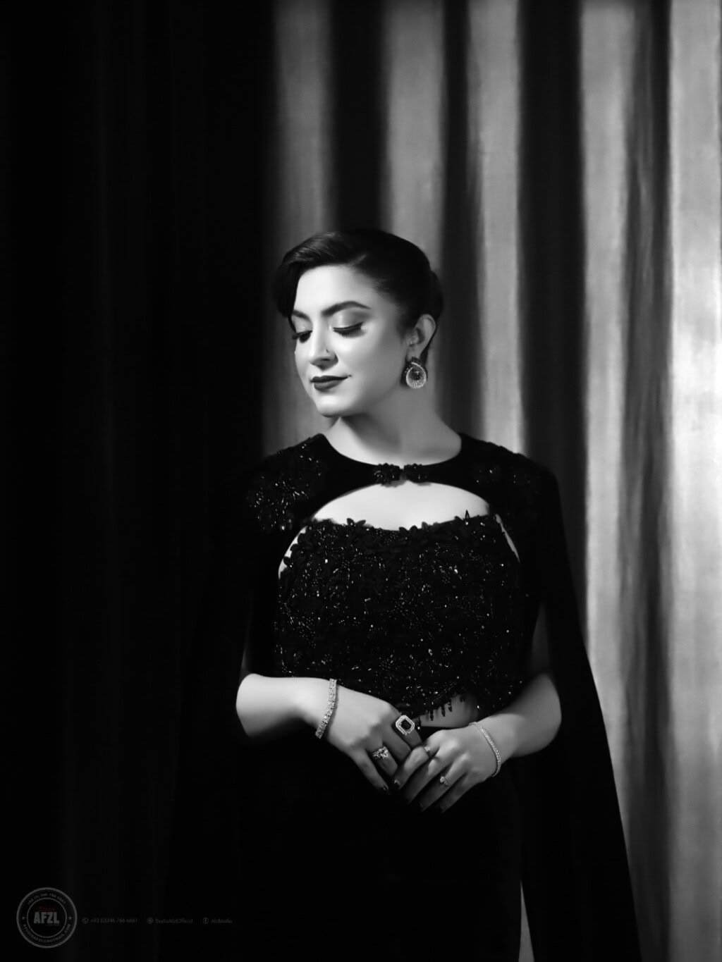 Suno To Sahi Fame Host Hina Niazi Gets Engaged