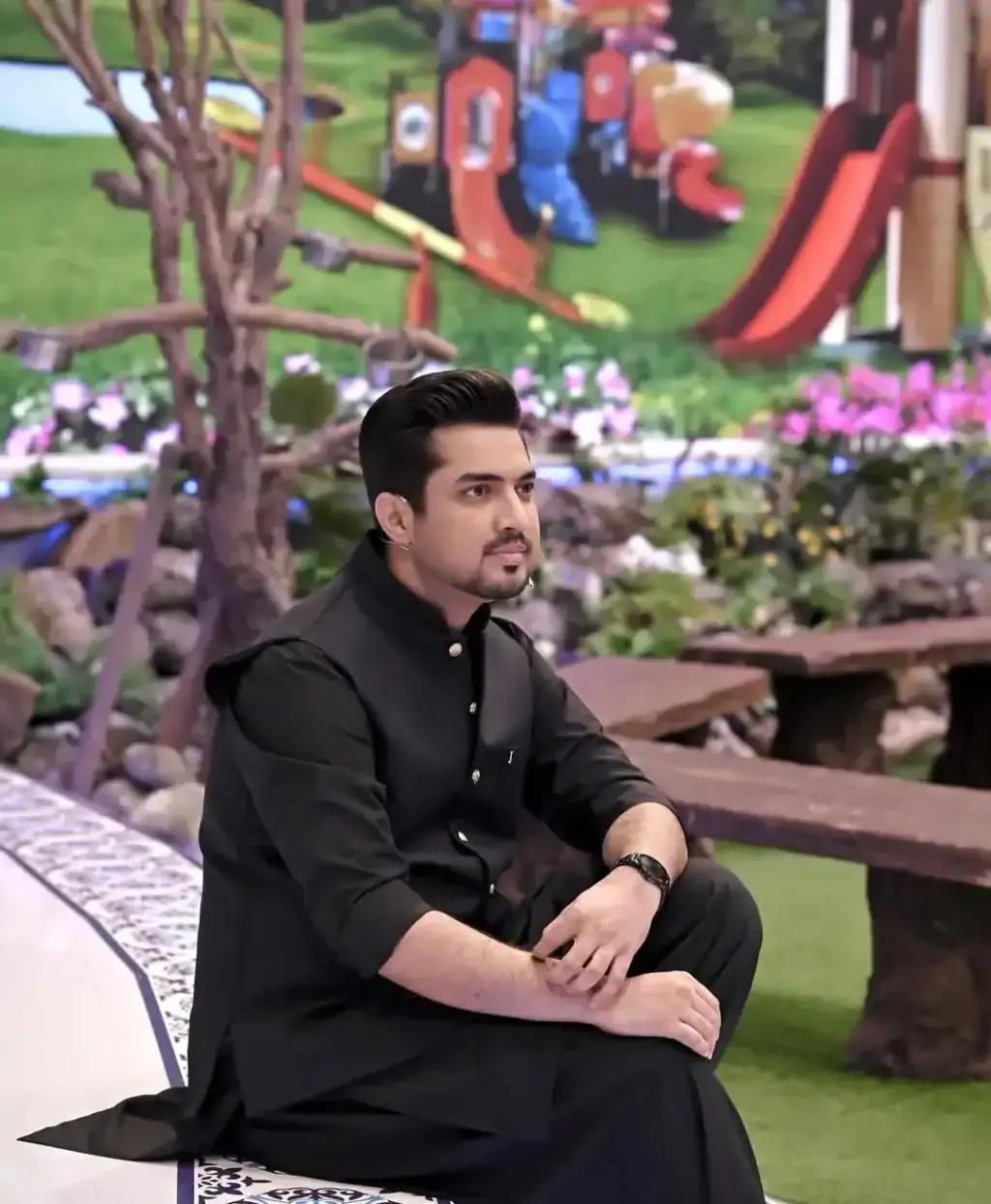 Iqrar Ul Hassan Spotted Dining Out With His Three Wives