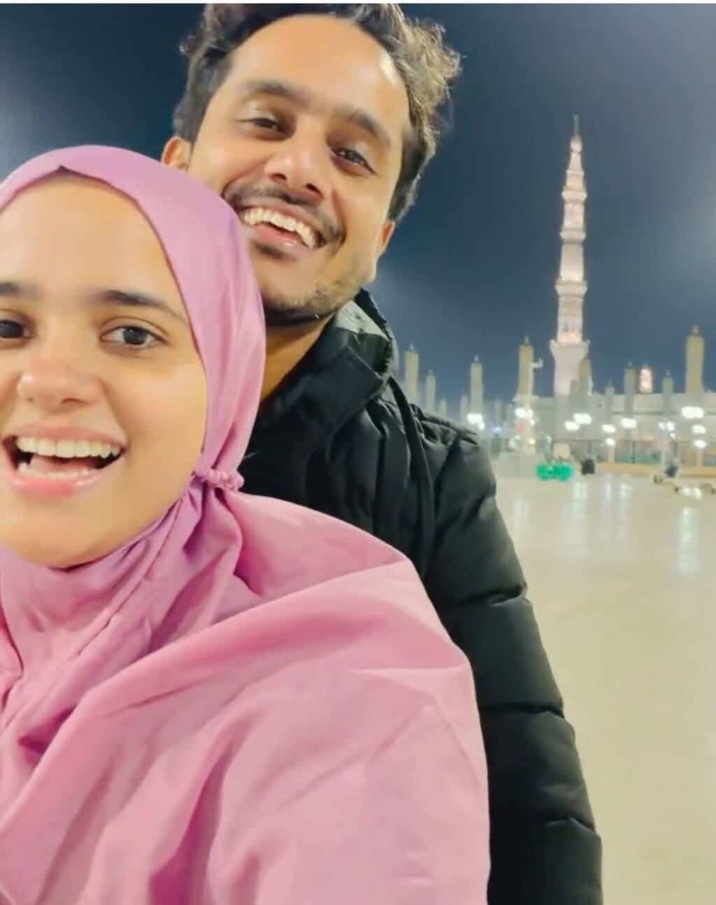 Rabya Kulsoom Pictures with Husband from Madina