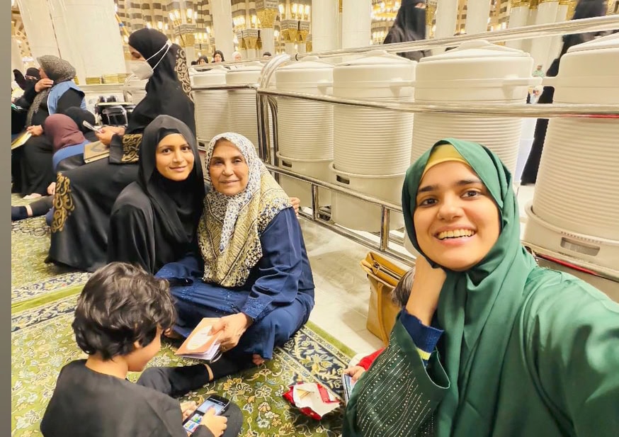 Rabya Kulsoom Pictures with Husband from Madina