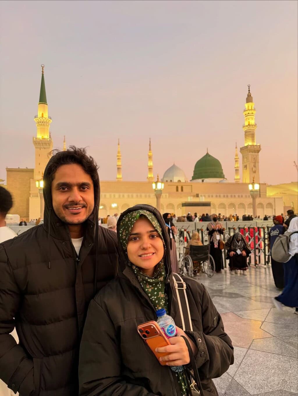 Rabya Kulsoom Pictures with Husband from Madina
